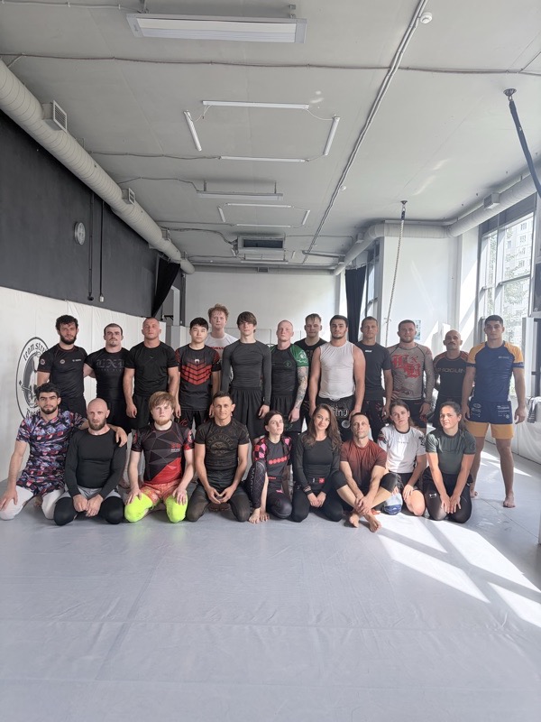Группа No-Gi после утренней тренировки в Strela Gym