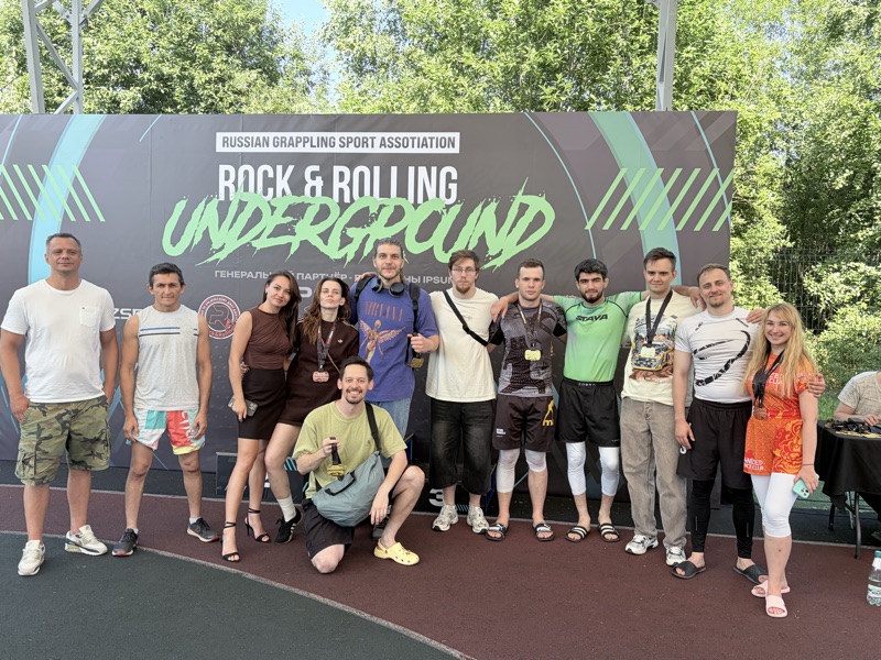 Команда на турнире Rock & Rolling Underground с медалями