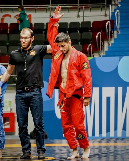 Наджмаддину поднимают руку после победы на чемпионате Санкт-Петербурга по грэпплингу